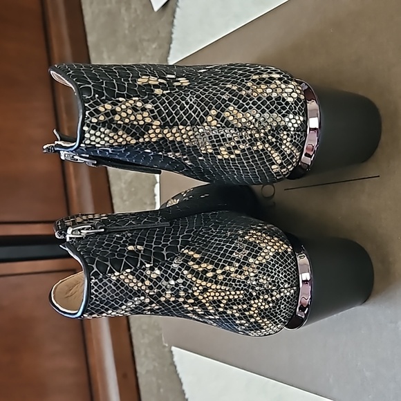 *SOLD* Paolo Westly Black Platinum Snake Print Leather Booties, size 6, NEW, NWB - Picture 4 of 16